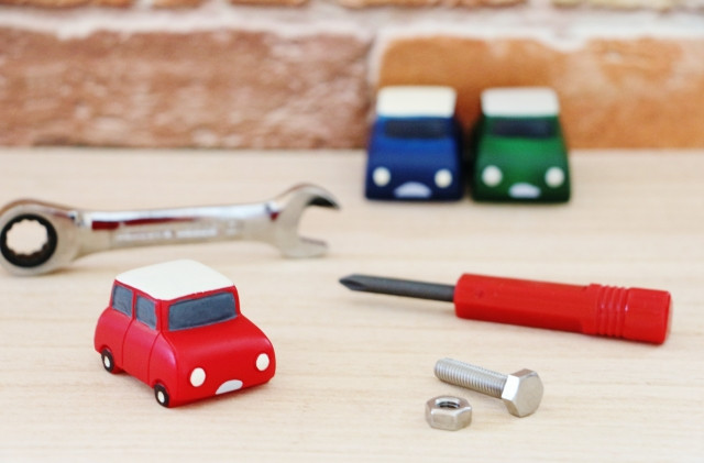 ３台のおもちゃの車と工具