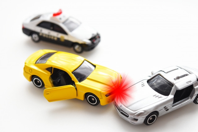 おもちゃの車の交通事故とパトカー