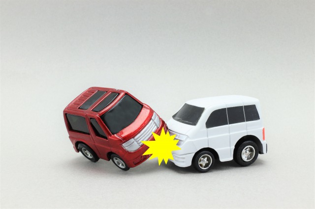 おもちゃの車の交通事故01