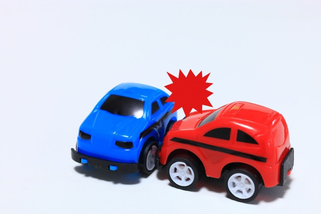 おもちゃの車の交通事故02