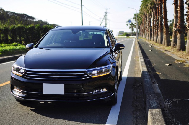 道路脇に停められた車